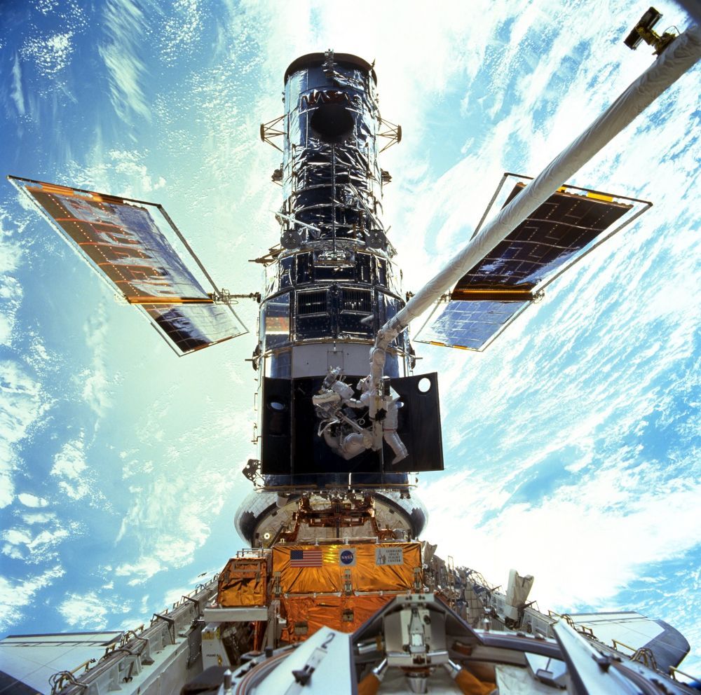 这是1999年12月拍摄的宇航员在哈勃太空望远镜上执行任务的照片