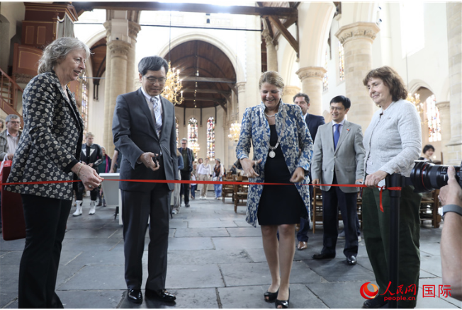 谈践大使(左二)为展览剪彩.人民网记者 张朋辉摄