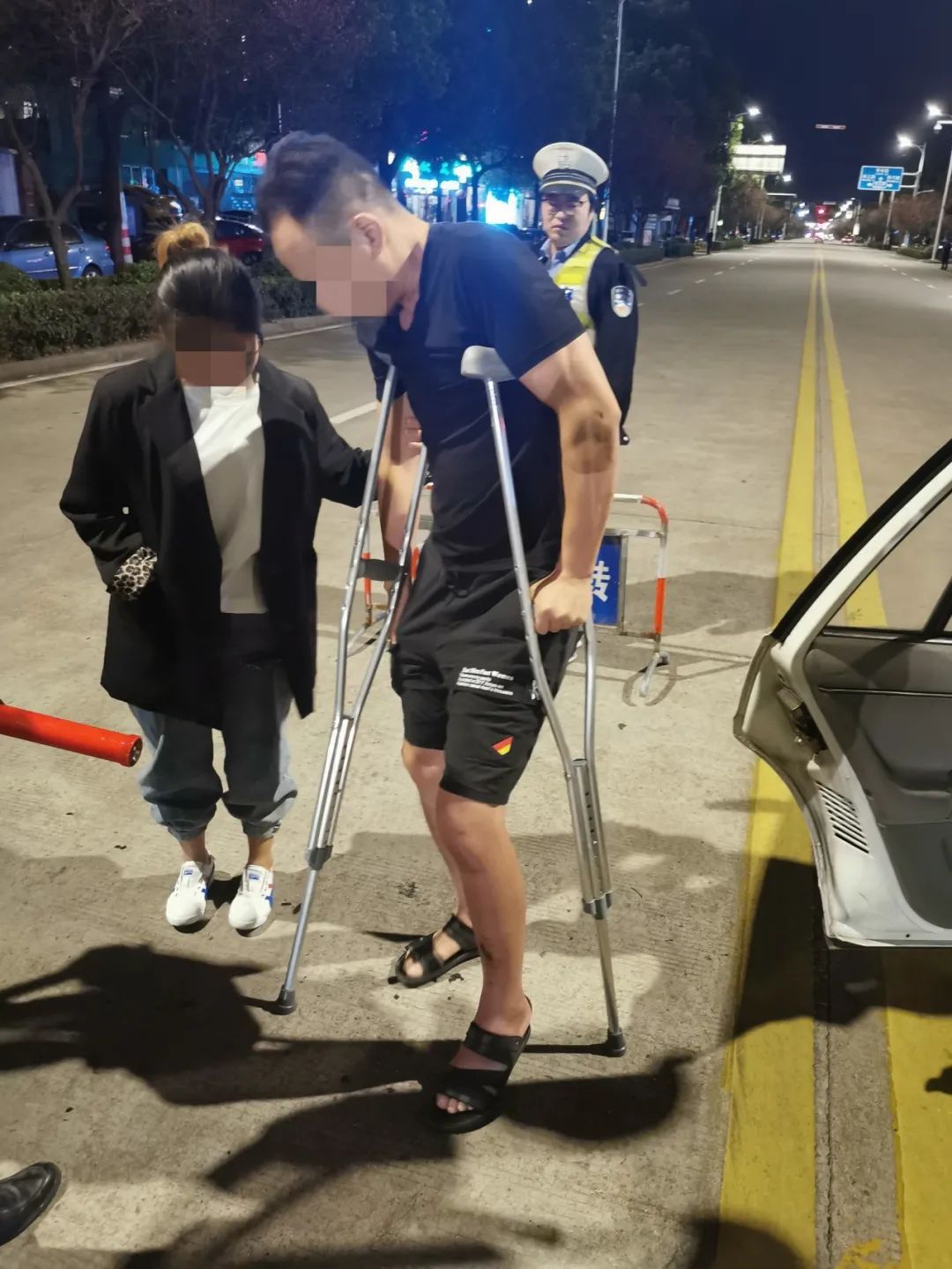 真是倔强一男子骨折拄双拐竟然还酒驾