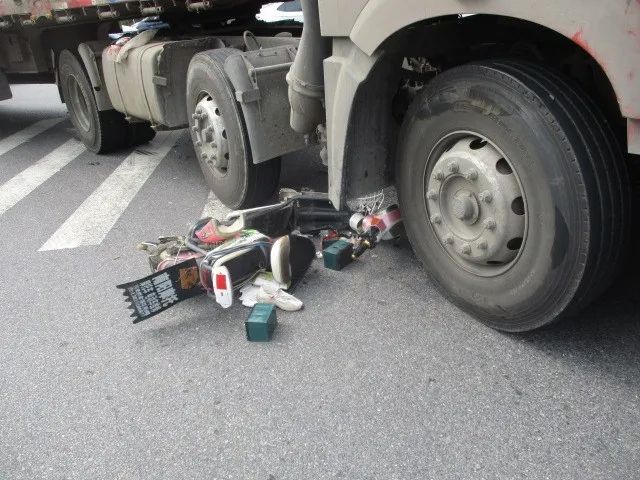 可怕!大货车"死亡弯月"再现,人车瞬间被卷入车底!