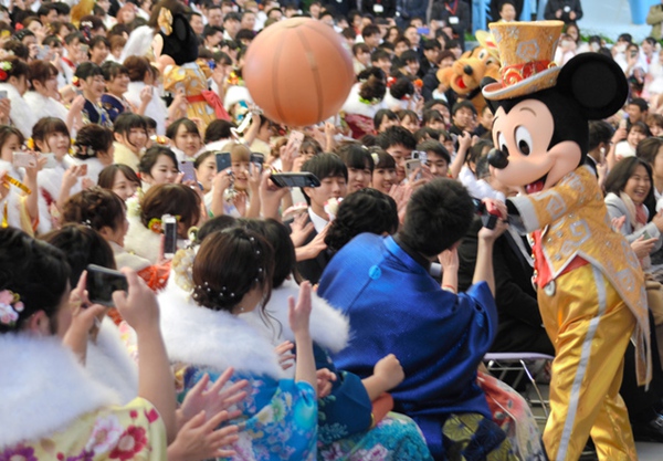 因疫情蔓延计划在东京迪士尼举行的浪漫成人式被延期至3月