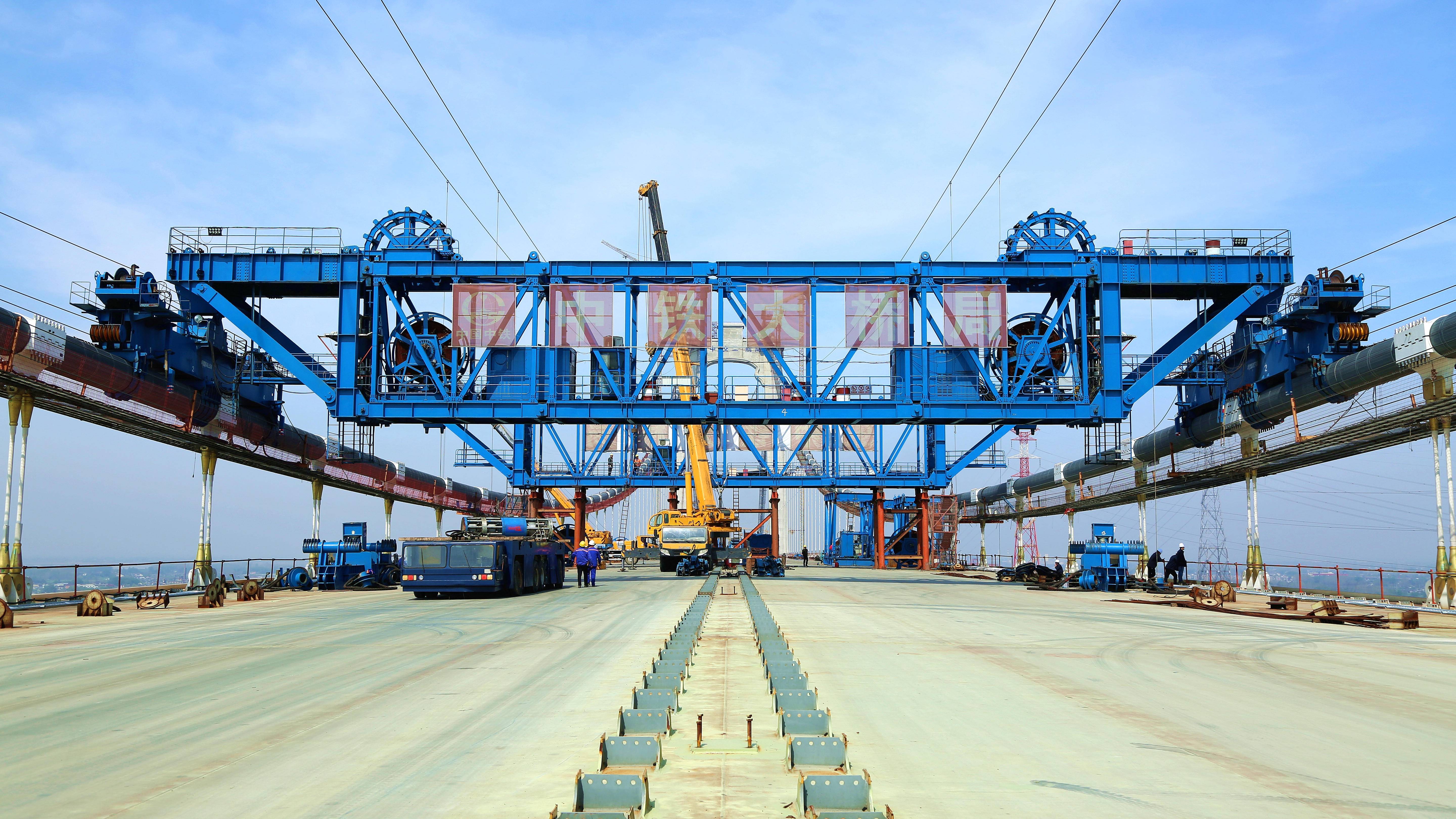 镇江五峰山长江大桥架梁神器完成使命4台自重300吨的缆载起重机全部