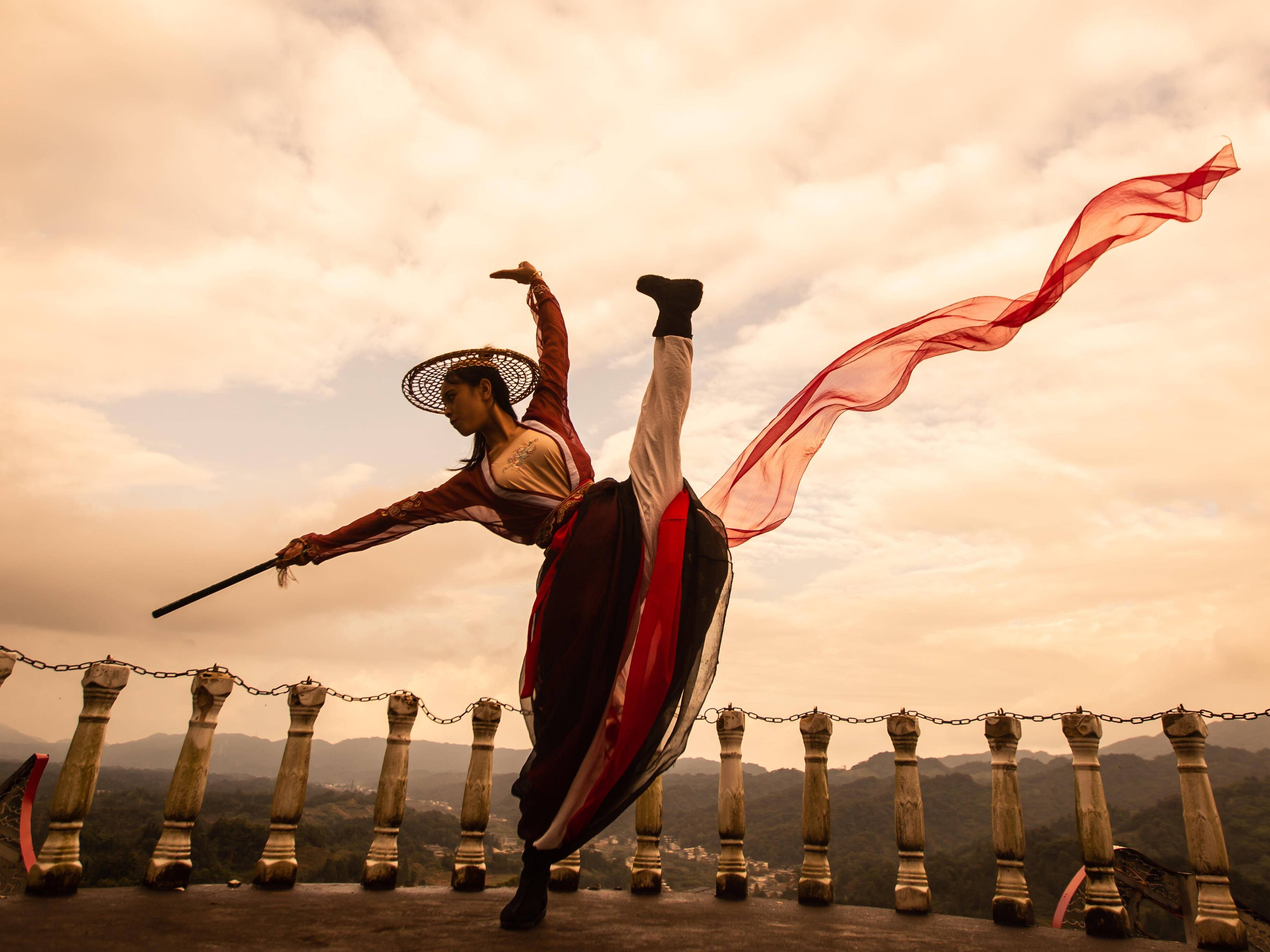 提剑扔垃圾"女侠"原是峨嵋派大师姐