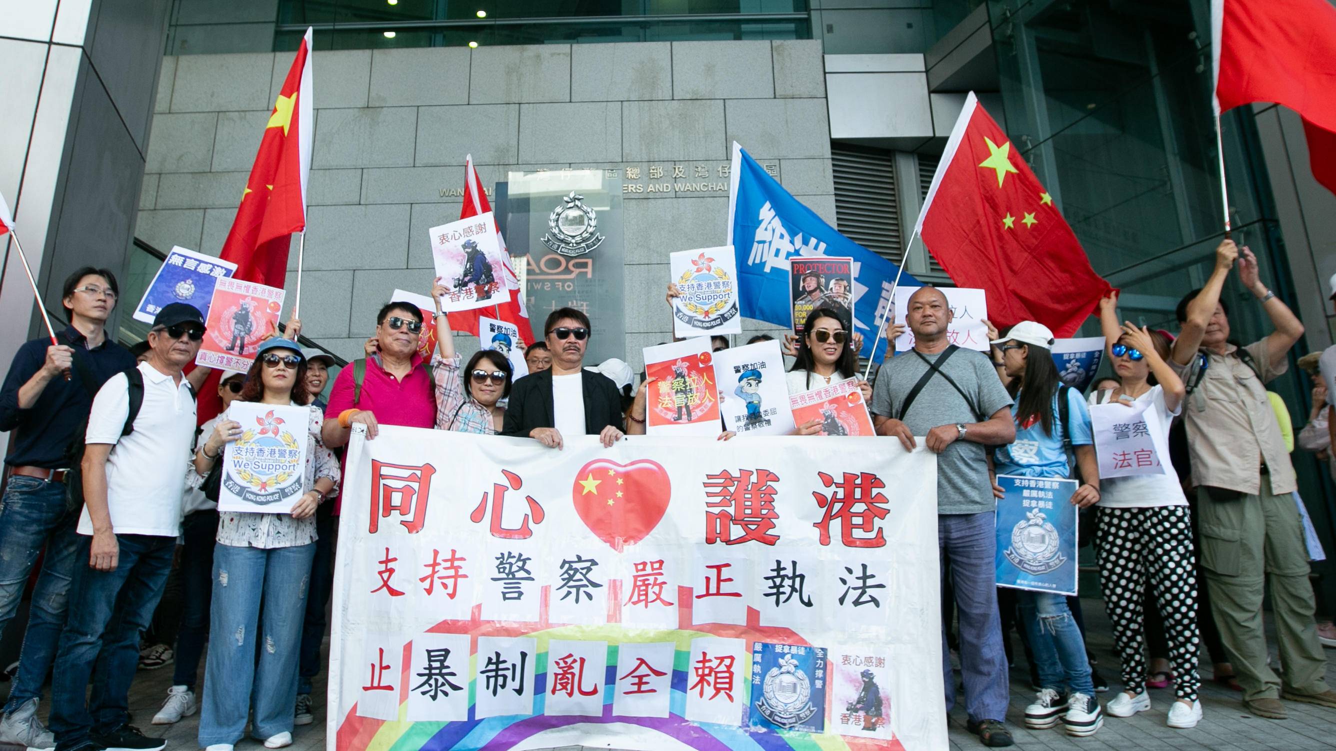 香港警察你们绝不孤单市民自发撑警一定要站出来发声