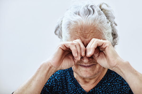 中老人视力减退可不止老花这么简单有人因此失明了