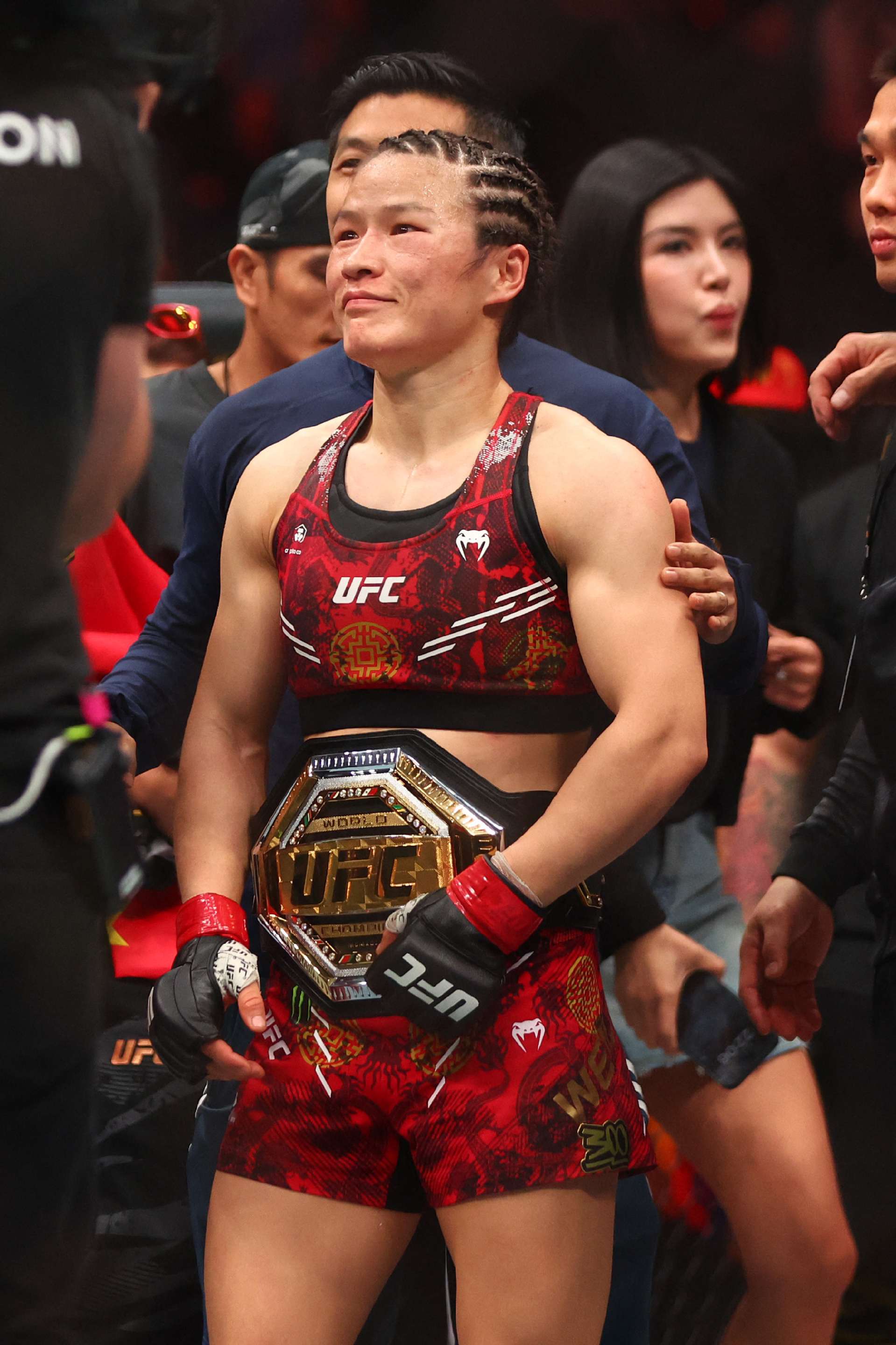 历史一刻！UFC金腰带战上演中国德比，张伟丽卫冕女子草量级冠军