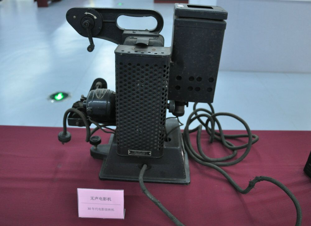 来看看70年前新华日报是怎么报道开国大典的