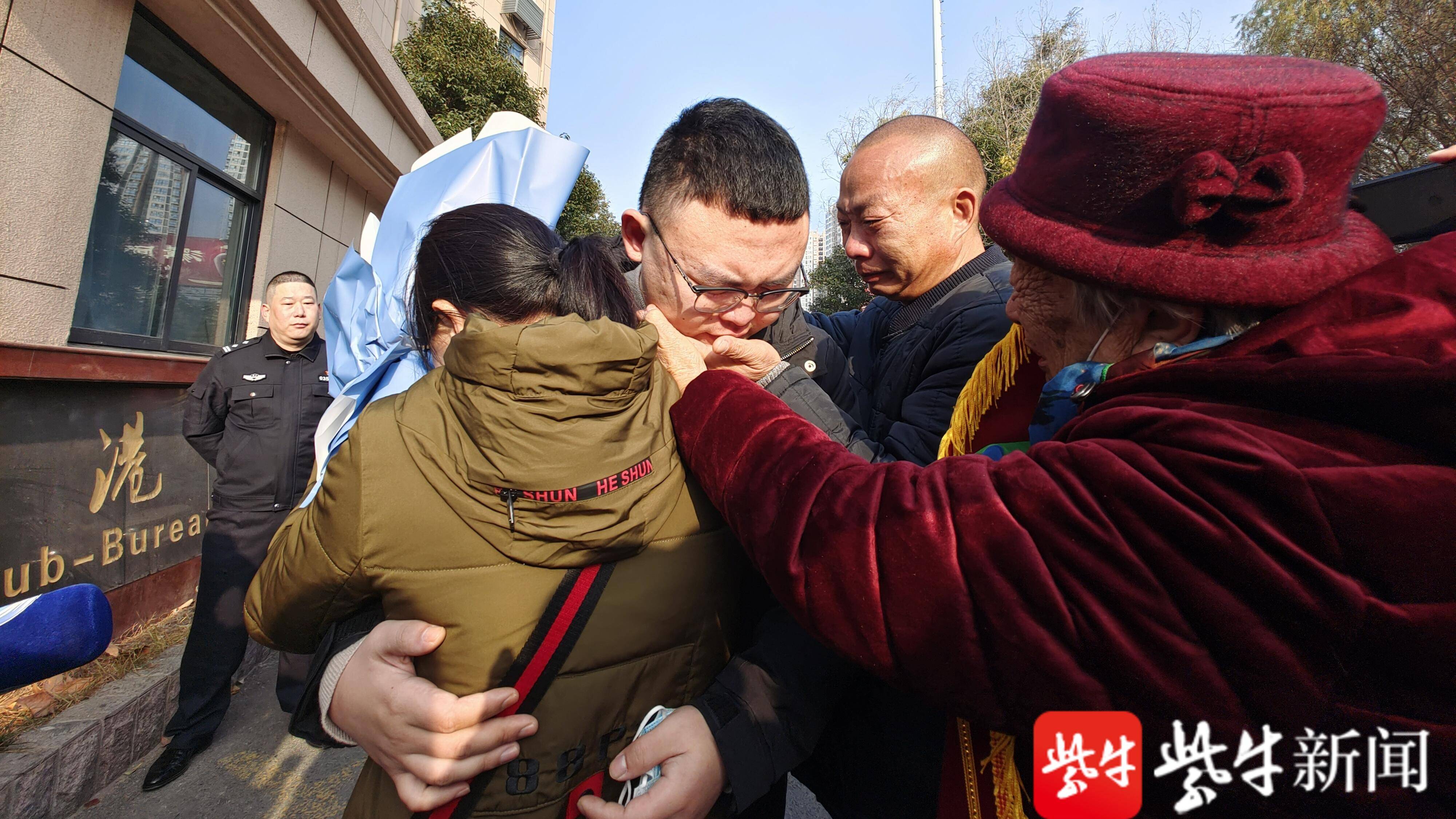 【视频】得知丢失27年的孩子找到了,一直帮忙寻找的民警放声大哭
