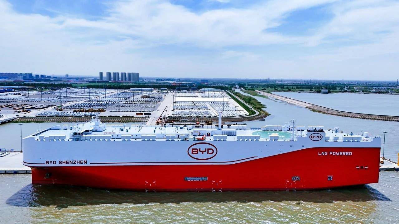 再刷纪录！9500车位全球最大汽车运输船上海首航赴欧