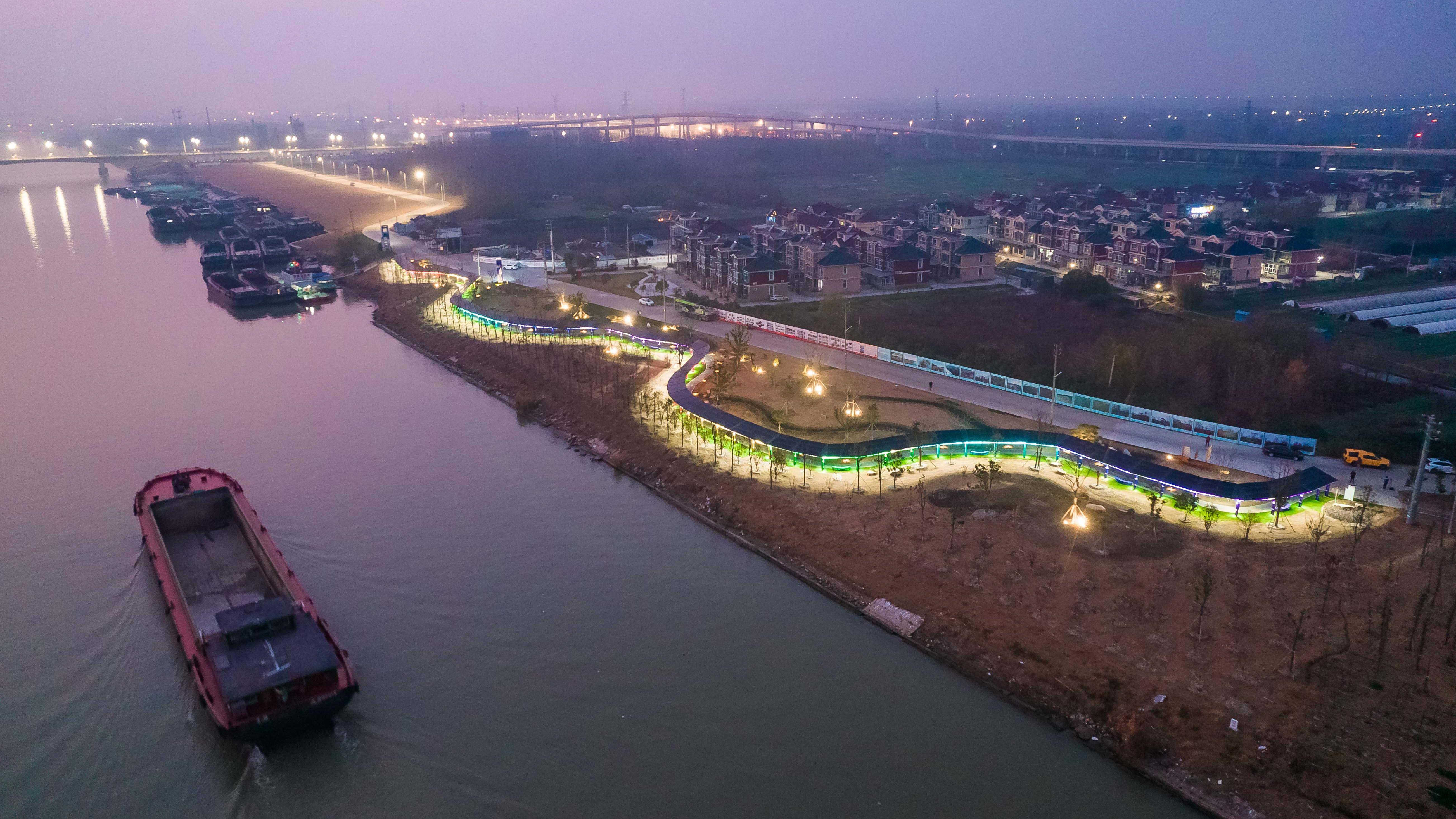 视频江苏泰州光伏长廊成长江岸线新风景