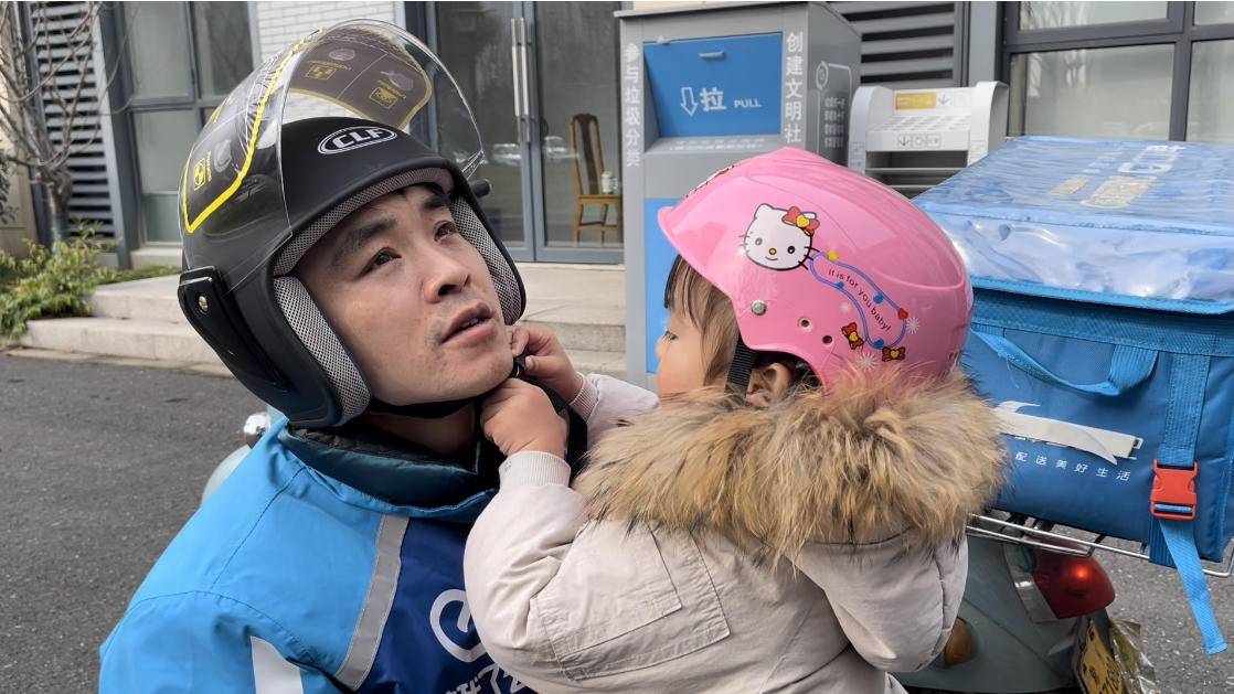 视频外卖宝宝父女受聘常州一盔一带安全文明出行宣传大使