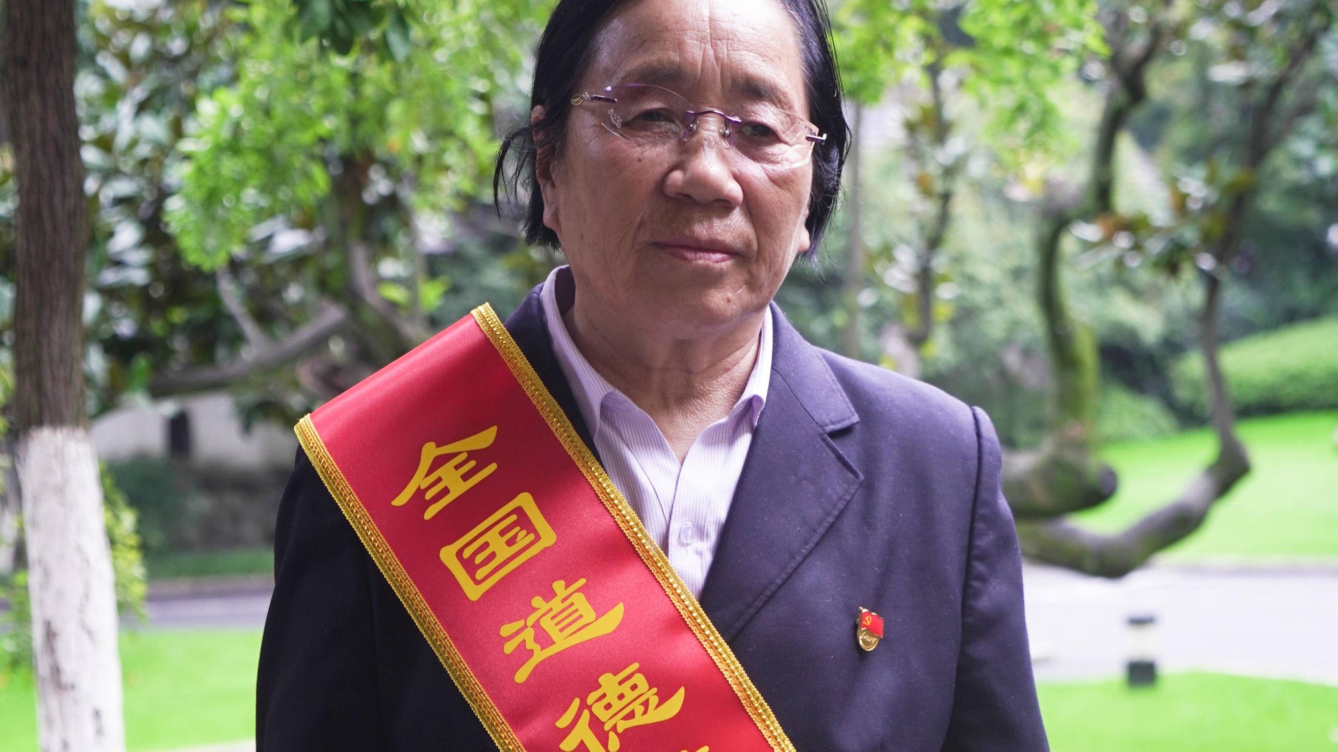 道德模范在身边李爱云一句承诺她为82位烈士哥哥守墓53载