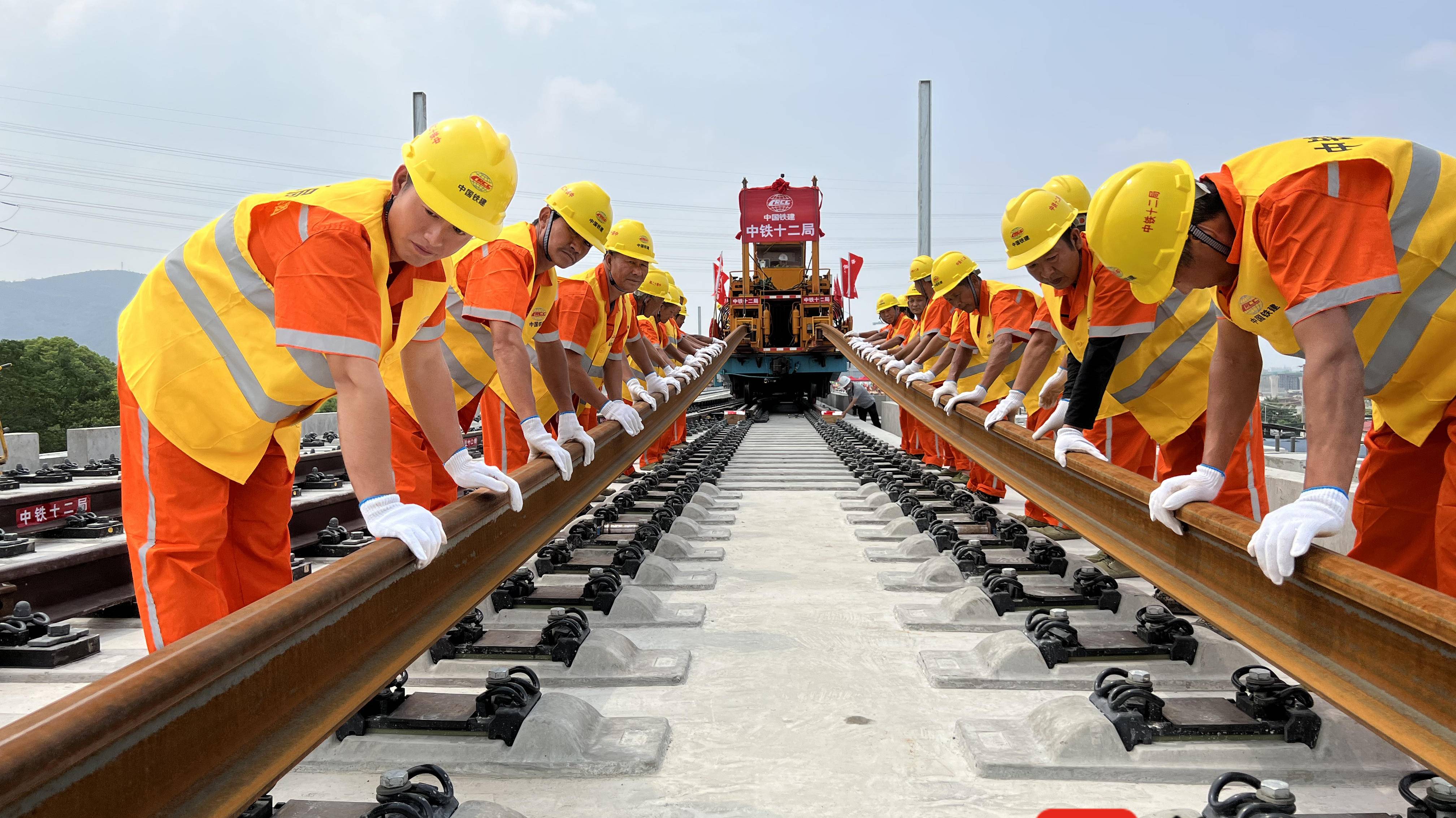 变蓝图为通途南沿江城际铁路全线开始铺轨