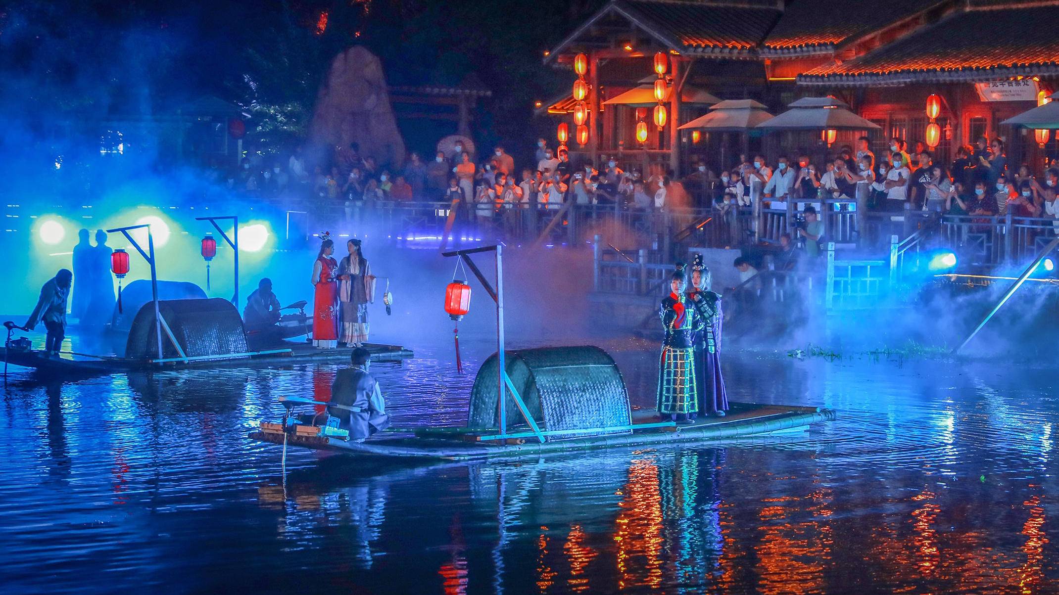 水上花船巡游,情景剧表演.句容宝华山千华古村穿越古今玩转中秋夜精彩