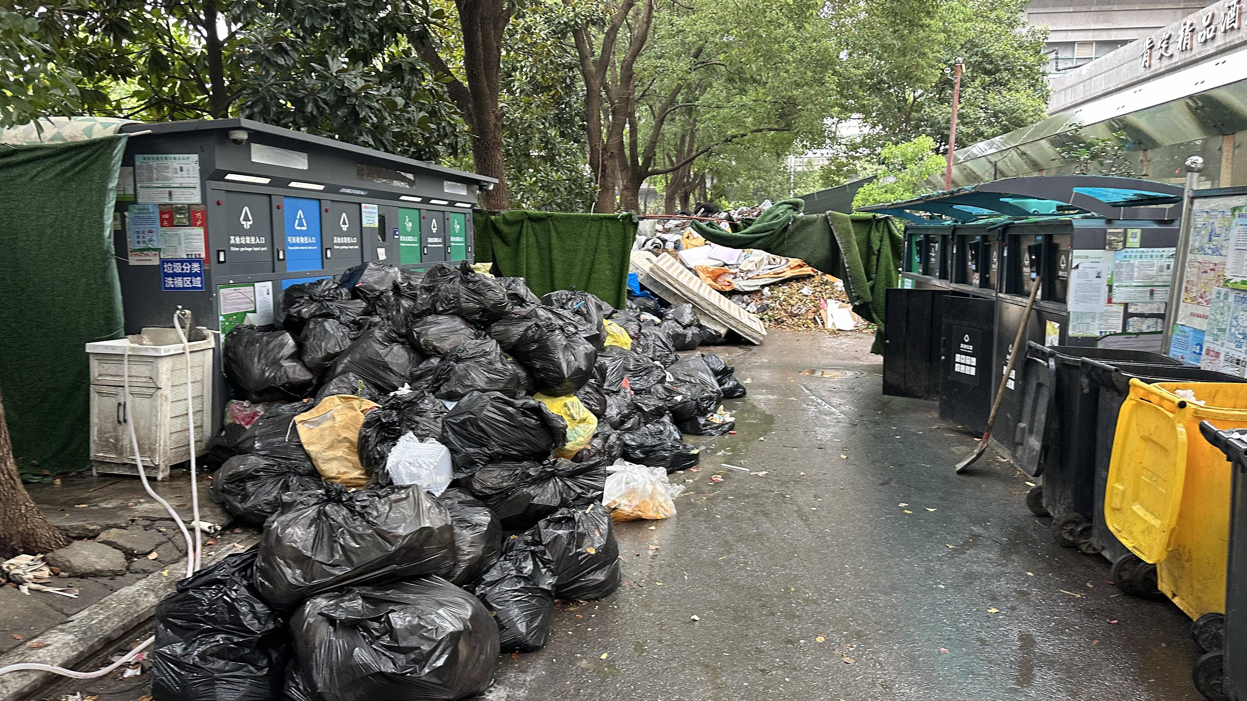 有事找紫牛|南京苏建豪庭小区生活垃圾无人清运,臭气熏天,记者介入后