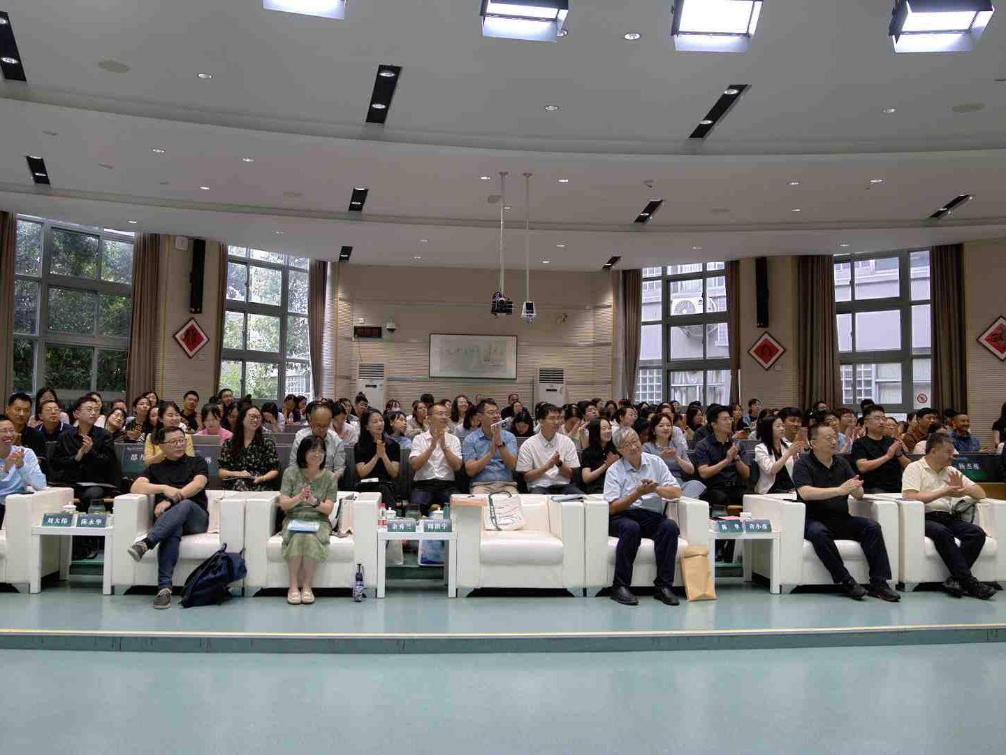 
                        4:3图片