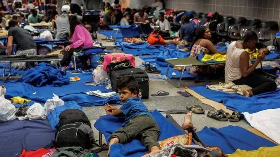 美国芝加哥民众怒批政府官员处理移民危机不力 将提起诉讼一名中国工人在