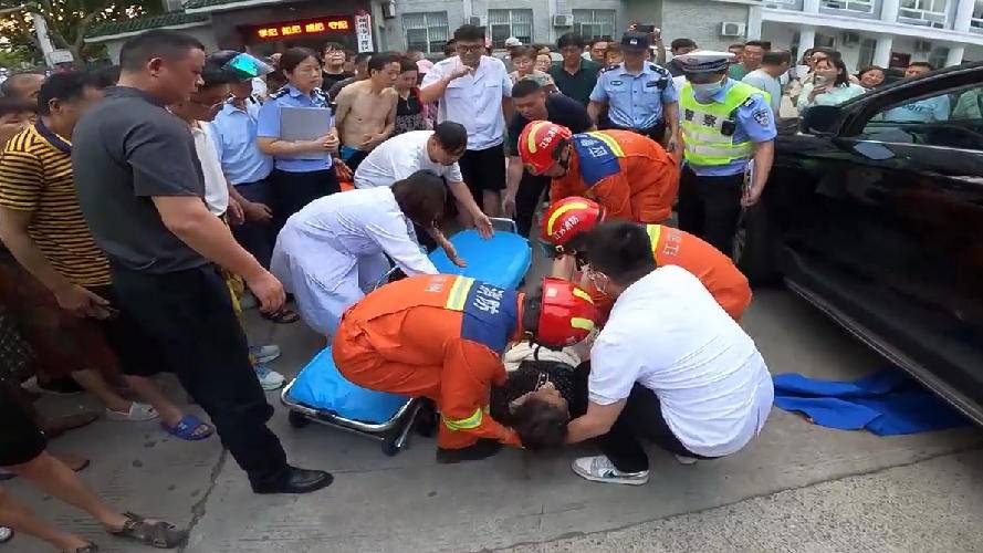 视频|女子被压车下,群众与消防员合力抬车救人