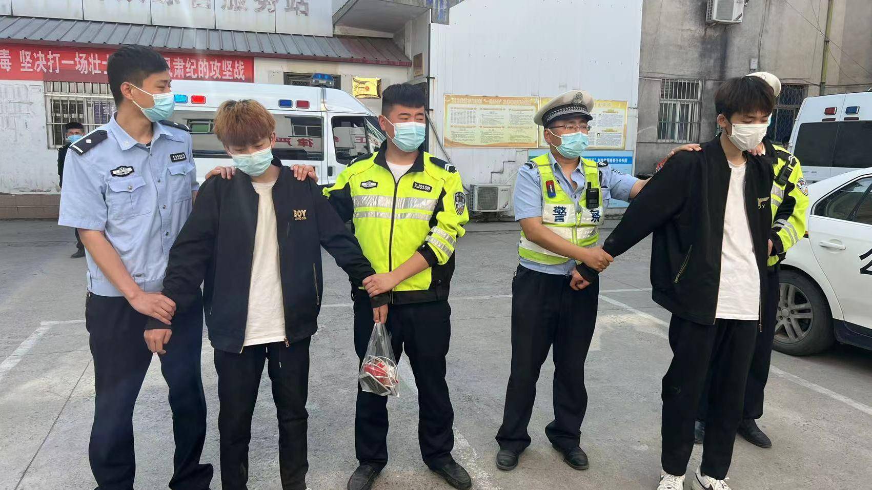 犯案必被抓两青年凌晨砸车盗窃12小时后在菜地被警方抓获