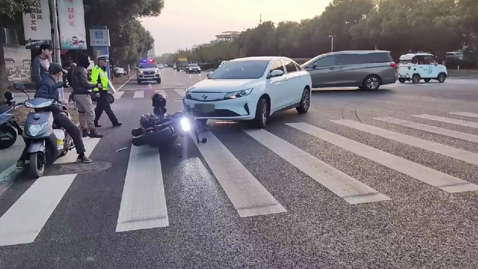 视频小轿车路口掉头不观察撞坏了崭新的摩托车