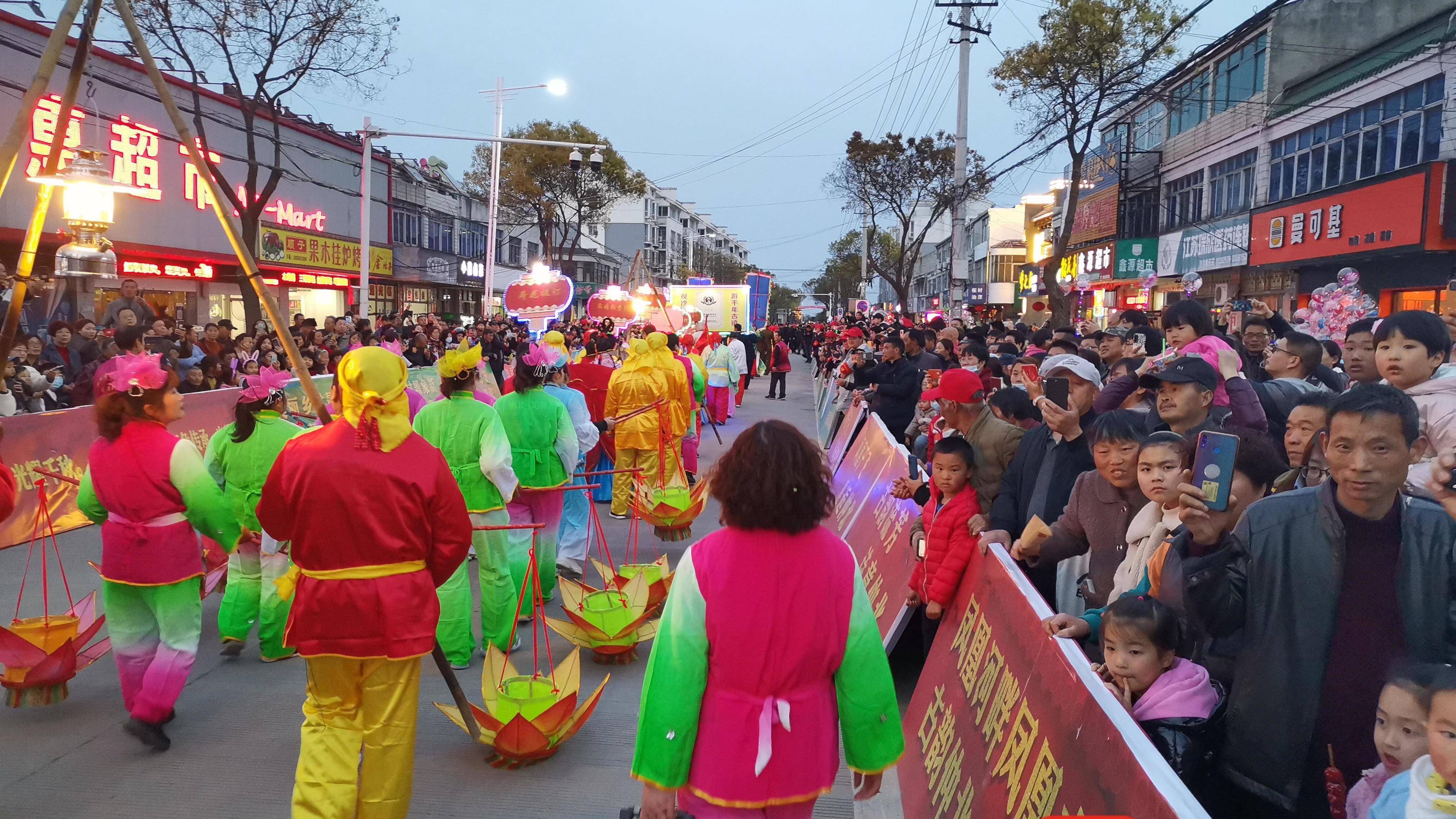 "游走灯会"将千年古镇"点亮"再现兴化沙沟"灯走人不走"奇景